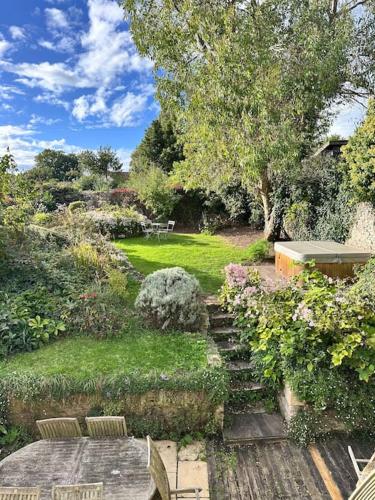 Κήπος έξω από το Normandie ferme restaurée du 18ème avec jacuzzi