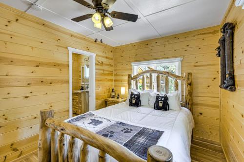 ein Schlafzimmer mit einem Bett in einer Blockhütte in der Unterkunft Walk to Water Cozy Cabin in Green Valley Lake! in Green Valley Lake