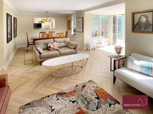 Fotografie z fotogalerie ubytování Chobham - 3 Bedroom Townhouse With Garden & Parking v destinaci Chobham