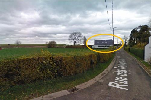 a yellow circle on the side of a road at Studio confortable à la campagne et proche de la ville in Walhain-Saint-Paul