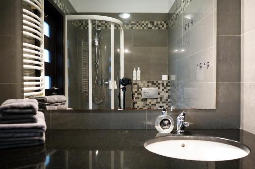 Et badeværelse på Airport Residence Amber