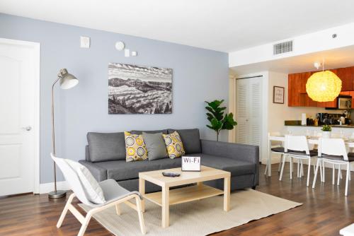 un salon avec un canapé et une table dans l'établissement Amazing Condo Brickell with Ocean-Pool View, à Miami