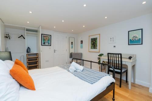 un dormitorio con una cama y un escritorio en The Old Wire Factory - 2 bed, Close to city centre, Fast wifi, comfortable home from home, en Bristol