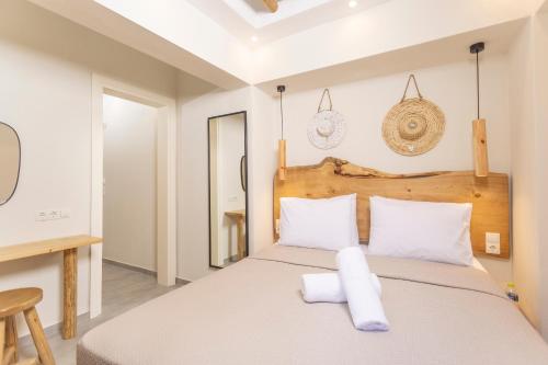 een slaapkamer met een wit bed met witte kussens bij Ionas Apartments 5 in Nea Skioni
