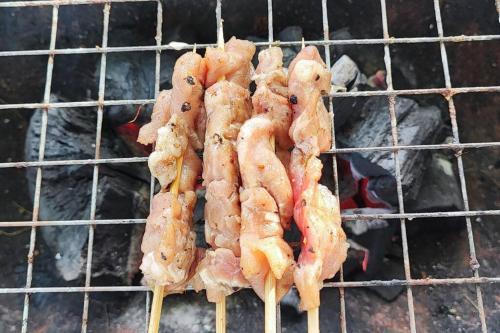 Kemudahan BBQ tersedia untuk tetamu di rumah percutian