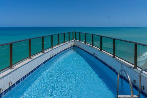 Swimmingpoolen hos eller tæt på Apartamento Beira Mar Boa Viagem