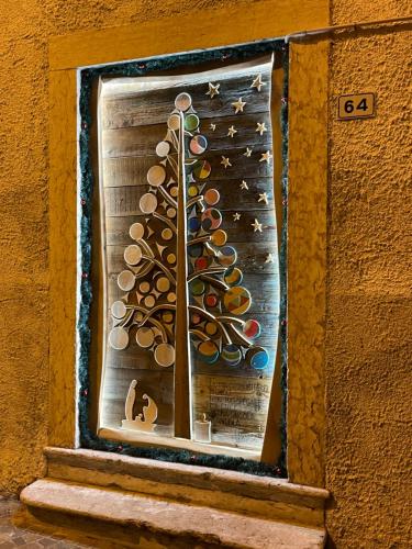a window with a glass christmas tree on it at Cuore nel Muller in Giovo