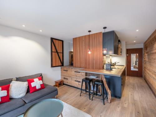une cuisine et un salon avec un canapé et une table dans l'établissement cosy studio à la montagne, à Praz-sur-Arly