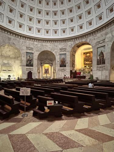 a large church with pews in the middle of a building at B&B Relief in Possagno