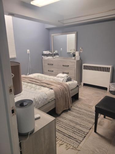 Ένα ή περισσότερα κρεβάτια σε δωμάτιο στο 3 Bedroom guest suit in 1st level Silver Spring Maryland
