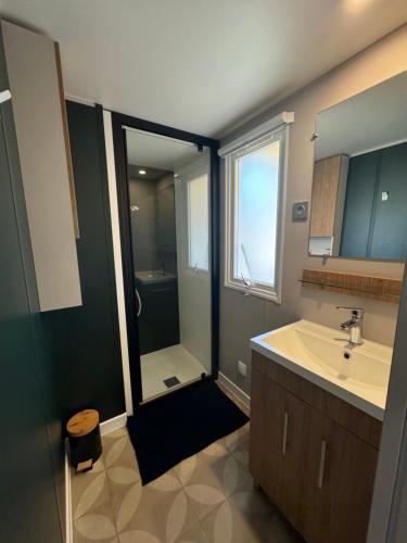 Bilik mandi di Mobile home 255 pour 6 pers Camping Siblu Le Lac des Rêves