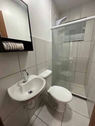 a bathroom with a toilet and a sink and a shower at Apto compacto e completo em Petrópolis in Petrópolis