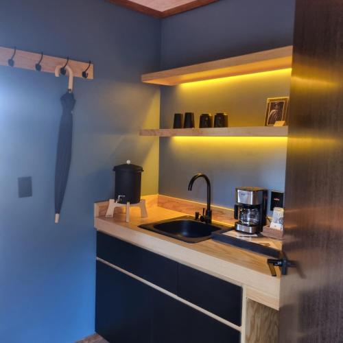 a kitchen with a sink and a counter top at Lobo Glamp in Amanalco de Becerra