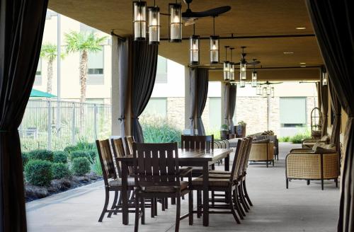 a dining room with a table and chairs at Hilton Garden Inn Shreveport Bossier City in Bossier City