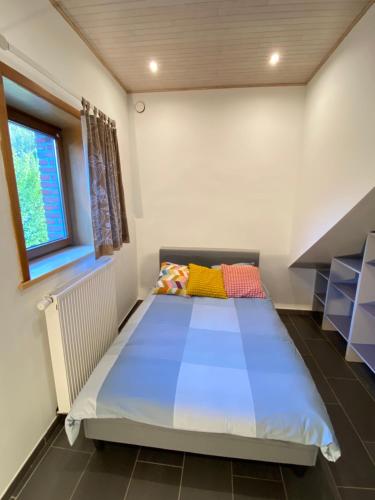 a bedroom with a large bed in a room at La Petite Boite in Péruwelz