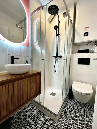 une salle de bain avec une douche, un lavabo et des toilettes dans l'établissement Suite - Le Monge - Dijon Centre Historique, à Dijon