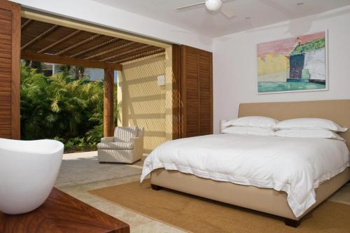 Ένα ή περισσότερα κρεβάτια σε δωμάτιο στο Ranchos Estates Beachfront Villa Ten