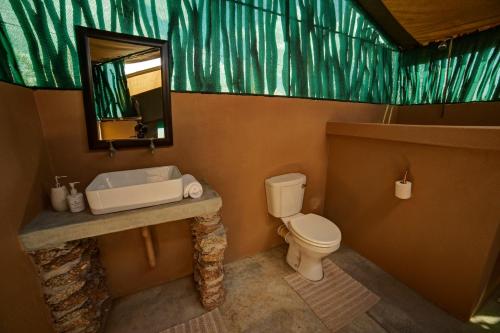 Ένα μπάνιο στο Okamanja Lodge