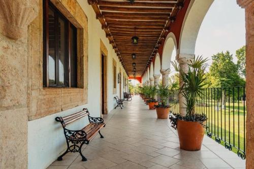 Balkón nebo terasa v ubytování HACIENDA TEPICH Luxury colonial experience