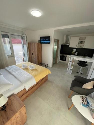 Modern Studio Apartment Iva with Balcony, Free Parking & Wi-Fi, Zadar