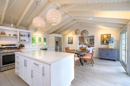 Una cocina o cocineta en 3 and a Half Seasons