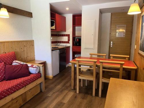 - une cuisine et une salle à manger avec une table et un canapé dans l'établissement Résidence Doronic - Résidence DORONIC N°871 MAE-1491, à La Plagne Tarentaise