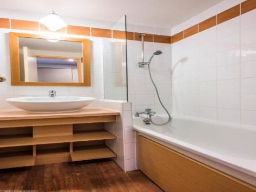 une salle de bain avec un lavabo, une douche et une baignoire dans l'établissement Résidence Doronic - Résidence DORONIC N°871 MAE-1491, à La Plagne Tarentaise