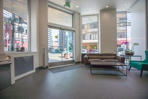 a lobby with a couch and a table and windows at Grant Plaza Hotel in San Francisco