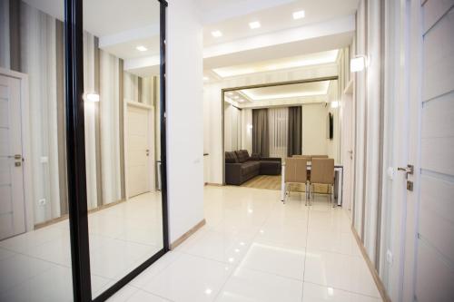 Ruang duduk di Luxury Apartment
