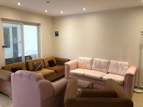a living room with two couches and a couch at Habitación en departamento in Jardines de la Hacienda