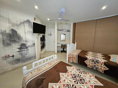 a hotel room with two beds and a tv at Habitación en departamento in Jardines de la Hacienda