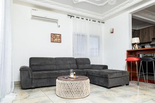 a living room with a couch and a coffee table at Meublé Hohaaa à Bastos - Anicet NEMANI in Yaoundé