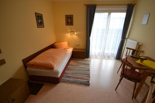 Ein Bett oder Betten in einem Zimmer der Unterkunft Pension Theresia