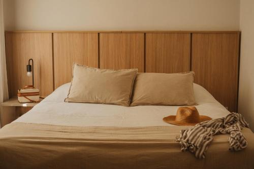 a bedroom with a bed with a hat on it at W&H Casa de Huéspedes in Mendoza