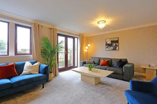 Χώρος καθιστικού στο 11 beds, 2 properties combined, M1, M62, Free parking