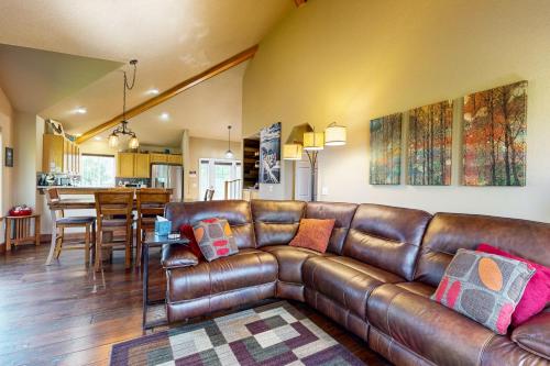 a living room with a leather couch and a kitchen at Eagle Crest in Redmond