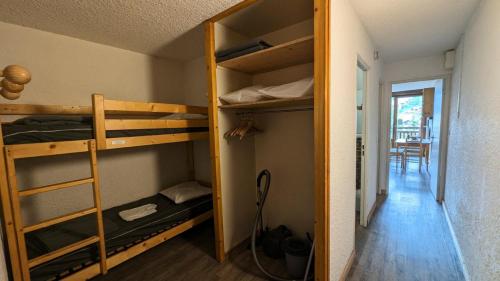 Cette chambre comprend 2 lits superposés et un couloir. dans l'établissement Résidence Meijotel - Studio résidence Meijotel MAE-9381, à Vénosc