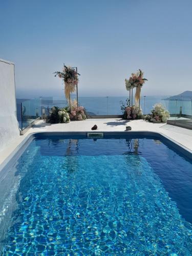 Bazén v ubytování SPILIOTICA HOSPITALITY Cave Traditional House on the cliff with shared pool nebo v jeho okolí