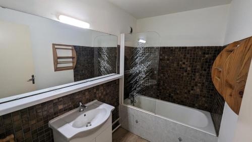 une salle de bain avec un lavabo et une baignoire dans l'établissement Résidence Meijotel - Studio résidence Meijotel MAE-9511, à Vénosc