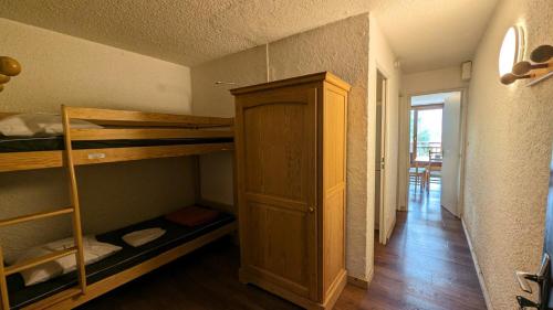 Cette chambre comprend des lits superposés et un placard. dans l'établissement Résidence Meijotel - Studio résidence Meijotel MAE-9521, à Vénosc