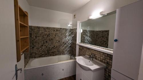 une salle de bain avec un lavabo, une baignoire et un miroir dans l'établissement Résidence Meijotel - Studio résidence Meijotel MAE-9521, à Vénosc