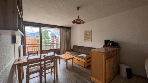 un salon avec un canapé et une table dans l'établissement Résidence Meijotel - Studio résidence Meijotel MAE-9531, à Vénosc