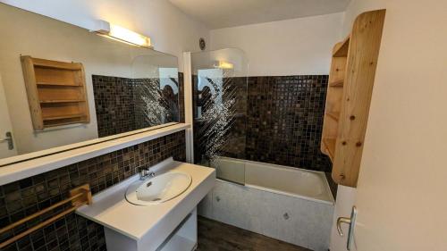 une salle de bain avec un lavabo et une baignoire dans l'établissement Résidence Meijotel - Studio résidence Meijotel MAE-9531, à Vénosc