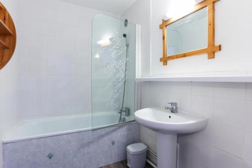 une salle de bain blanche avec un lavabo et une douche dans l'établissement Résidence Meijotel - Studio résidence Meijotel MAE-9621, à Vénosc