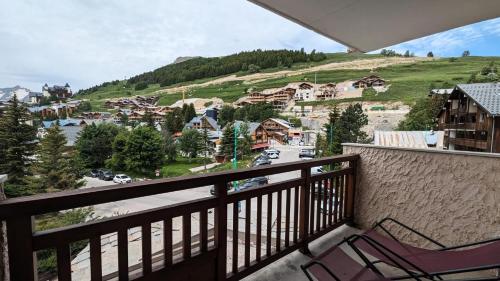 d'un balcon avec deux chaises et une vue sur la ville. dans l'établissement Résidence Meijotel - Studio résidence Meijotel MAE-9461, à Vénosc