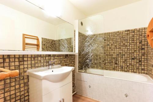 une salle de bain avec un lavabo et une baignoire dans l'établissement Résidence Meijotel - Studio résidence Meijotel MAE-9631, à Vénosc