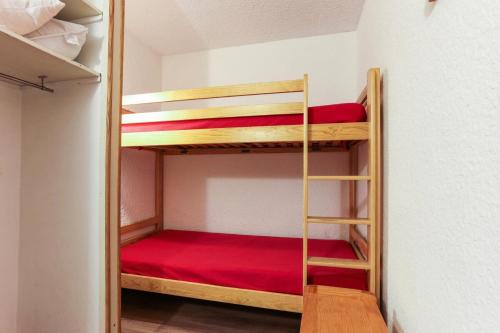 une petite pièce avec deux lits superposés dans l'établissement Résidence Meijotel - Studio résidence Meijotel MAE-9631, à Vénosc