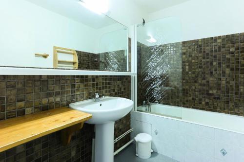 une salle de bain avec un lavabo, un miroir et une douche dans l'établissement Résidence Meijotel - Studio résidence Meijotel MAE-9641, à Vénosc