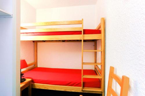 - une chambre avec 2 lits superposés et une échelle dans l'établissement Résidence Meijotel - Studio résidence Meijotel MAE-9641, à Vénosc