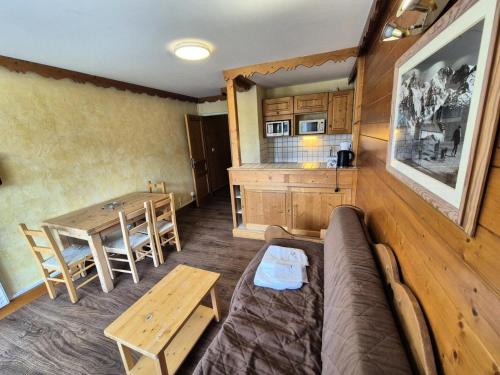 un salon avec un canapé et une table dans l'établissement Résidence Meijotel - Studio résidence Meijotel MAE-9691, à Vénosc